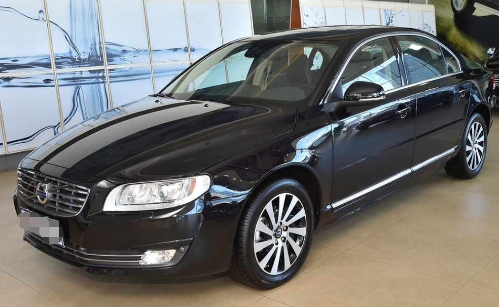 沃尔沃s80l的外观中庸大气,没有一点浮夸,车身线条走向平稳,整体中规