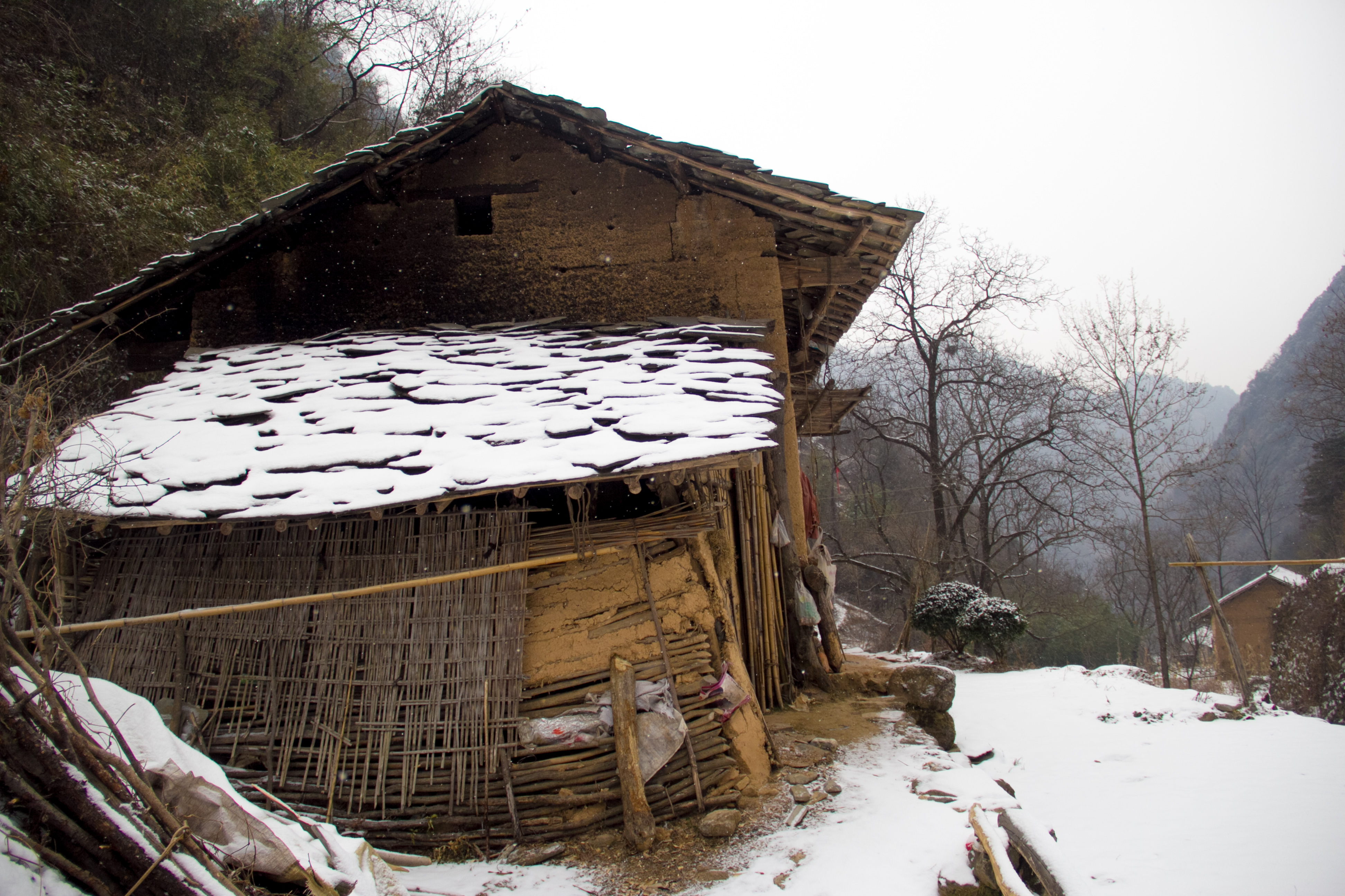 行走秦岭:住在这样的房子,主人得有多大勇气,才能继续过下去?