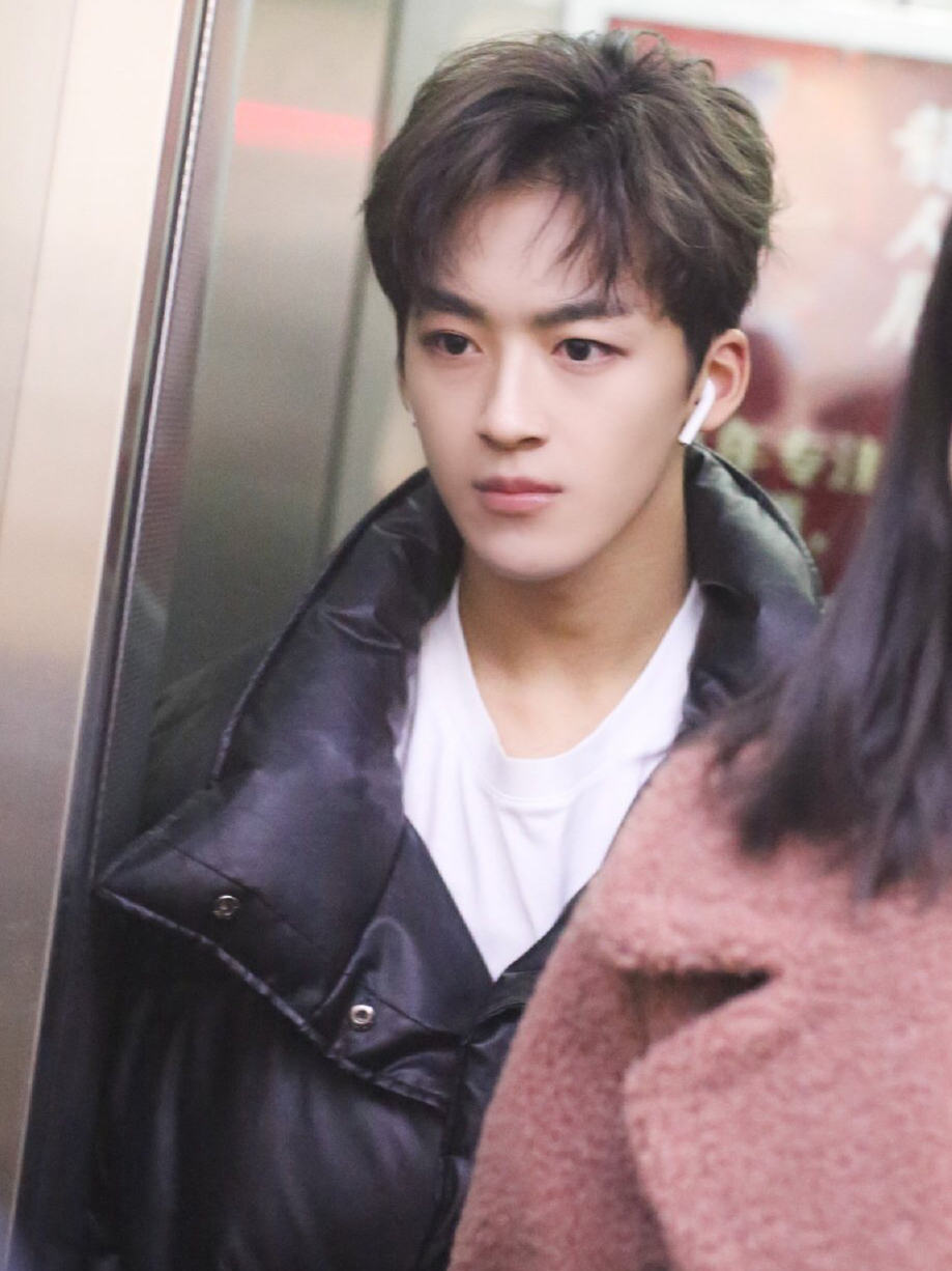 r1se何洛洛现身杭州,身穿黑色羽绒服,素颜依旧亮眼!