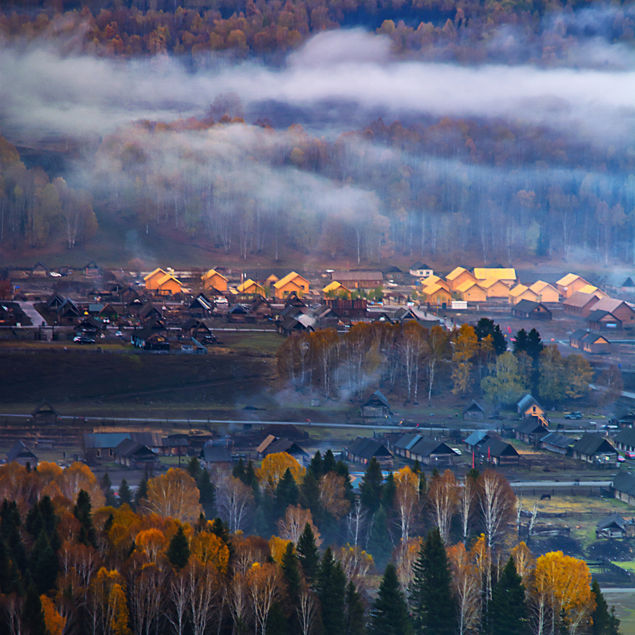 禾木村是新疆著名的古村落之一,位于阿勒泰地区的布尔津县境内