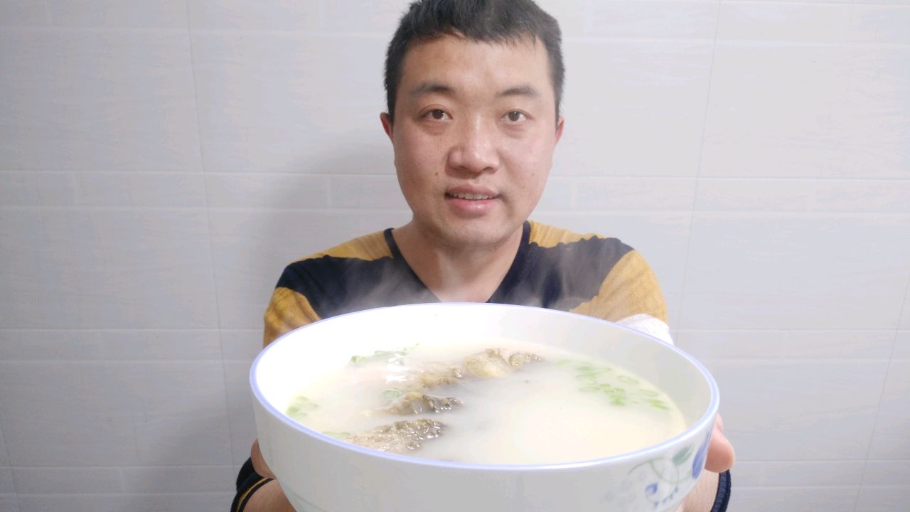 鲫鱼汤这样做最正宗,汤汁浓白无腥味,喝起来太香了