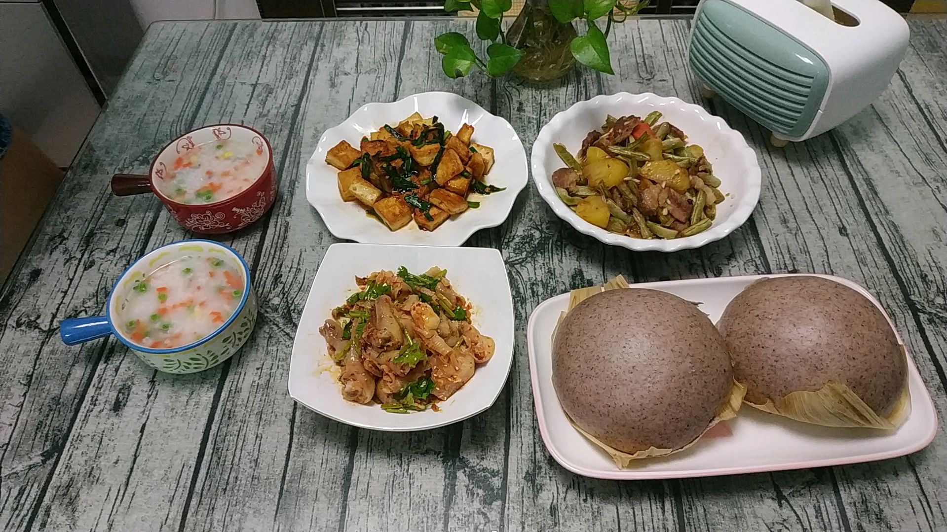 一家四口晚餐真丰富,红油鸡爪,油焖豆角,黑米面馒头配上鲍鱼粥