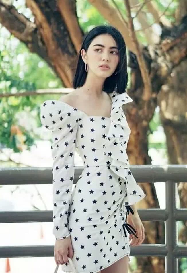 泰国女神mia真让人服了,一袭紫色裙装轻松凹出蚂蚁裙,太美了