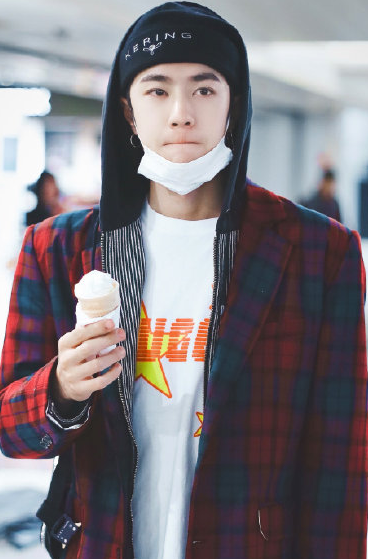 王一博吃冰淇淋,看清他吃冰淇淋的动作,果然酷酷的耶啵!