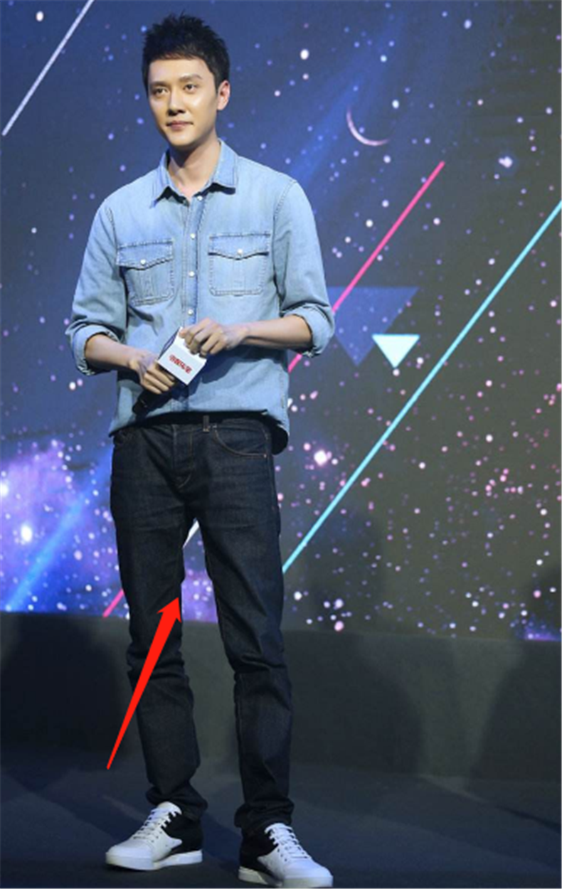 冯绍峰认真打扮起来也是型男!穿牛仔衣配灯芯绒裤子,真帅气!