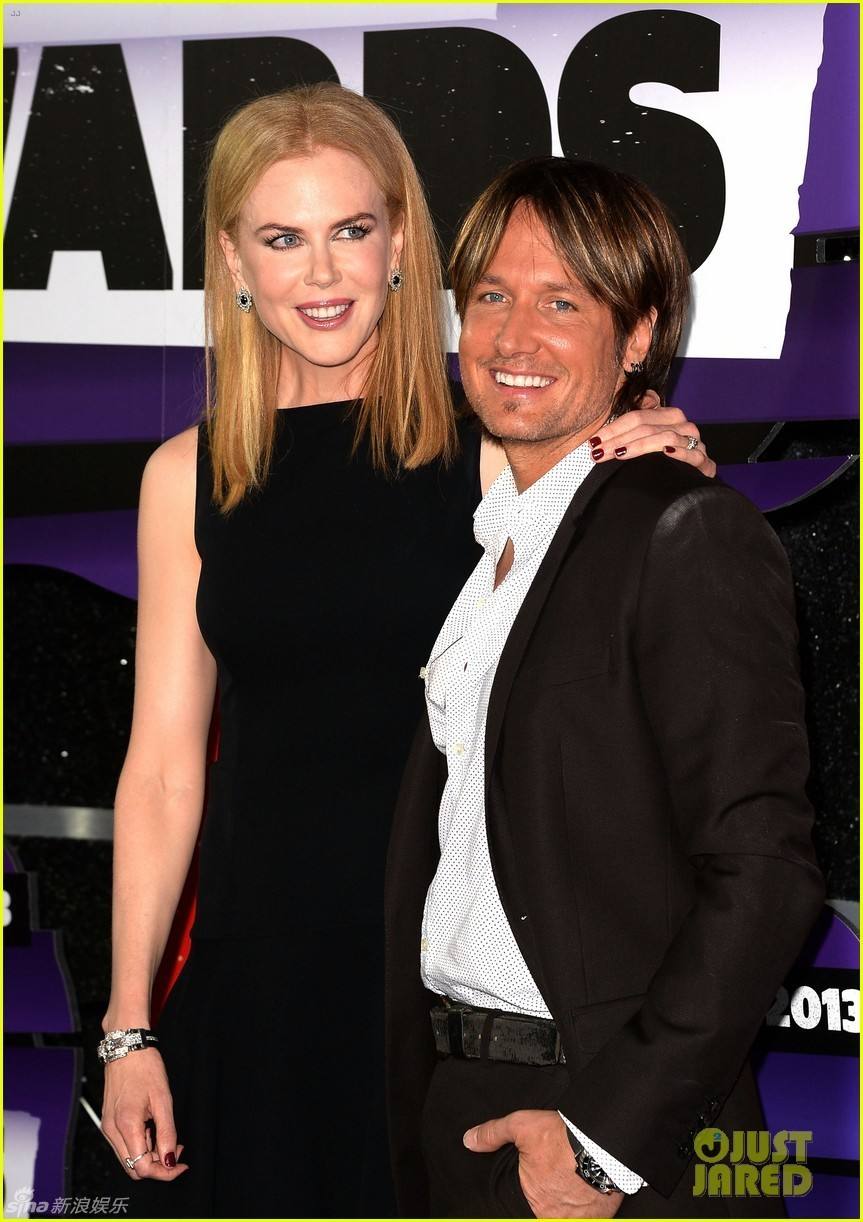 "阿汤哥"前任妻子,与现任老公车内深情对唱,1句歌词暗自嘲讽