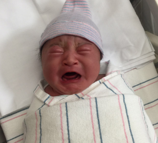 "丑娃"出生后遭家人嫌弃,护士却说漂亮,一个月后家人连连道谢