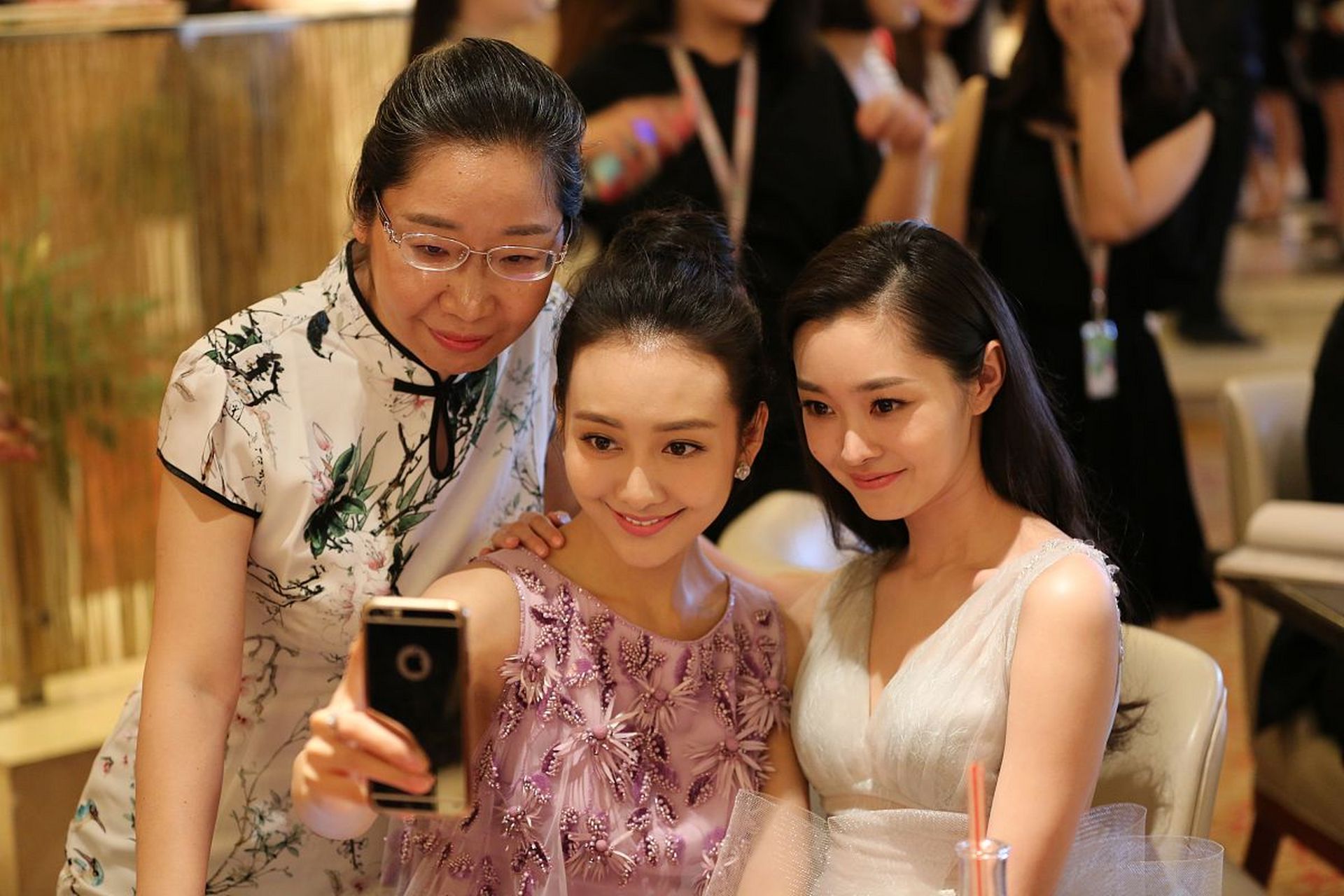 现华策一姐吴倩离婚被恭喜,前一姐张檬结婚不忘捞金被笑吃相难看,评价