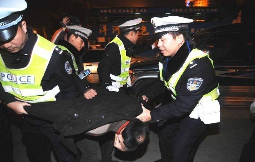 唐县交警抓捕逃犯现场视频