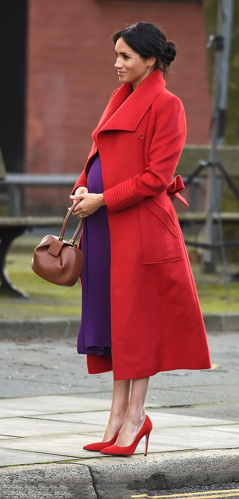 梅根王妃终于凹对造型了,红裙搭配紫色大衣,怀孕也时尚不减