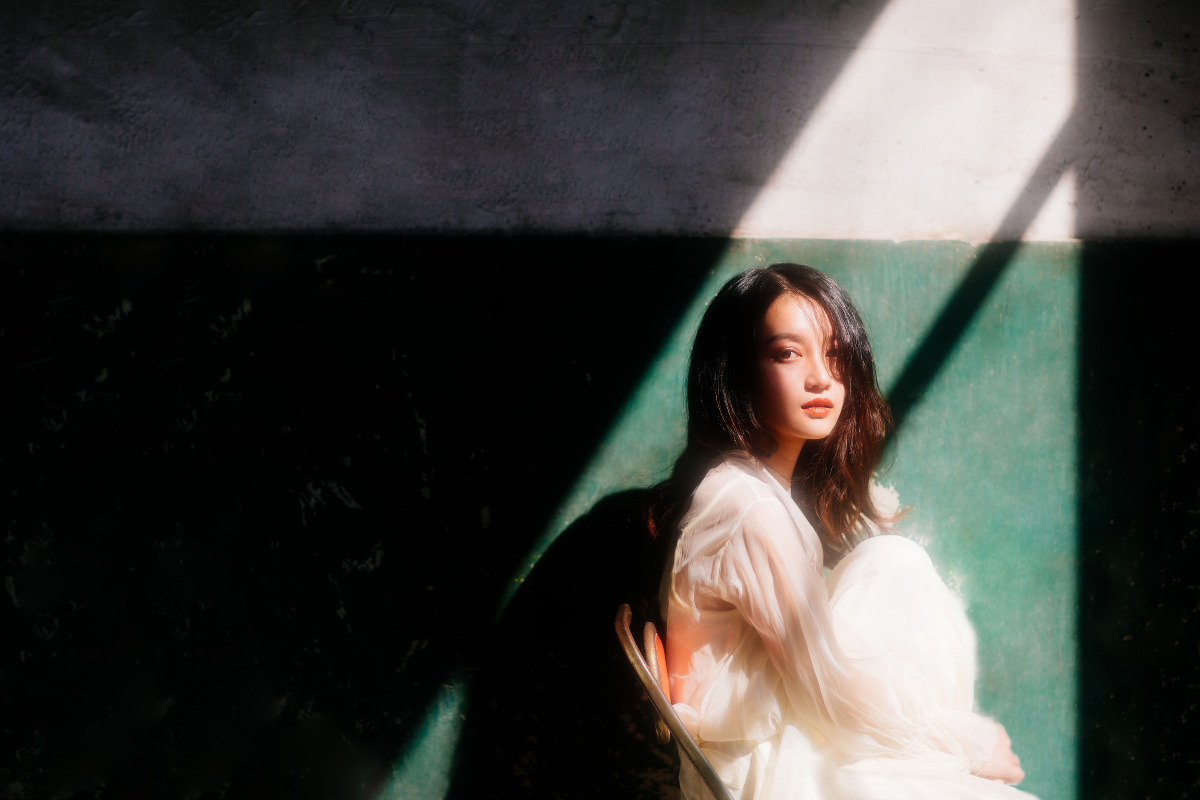 高级灰摄影:废墟情绪美女人像