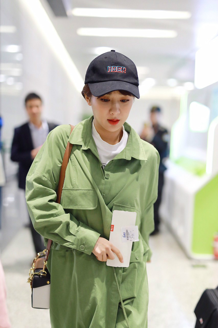 杨紫戴黑色棒球帽穿绿色风衣现身机场,好羡慕她有这么白皙的皮肤