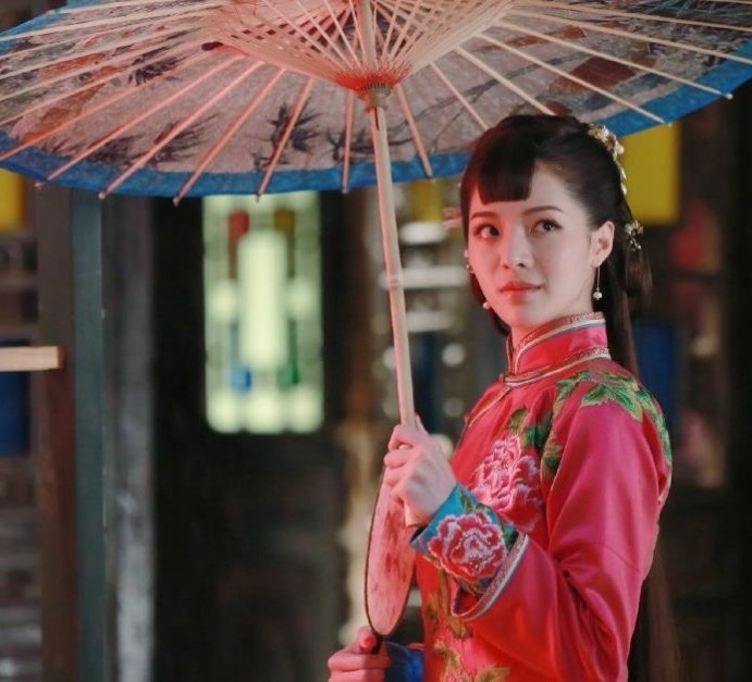 被钟楚曦新剧剧照美到了,一身古装红裙明媚又妖娆,好