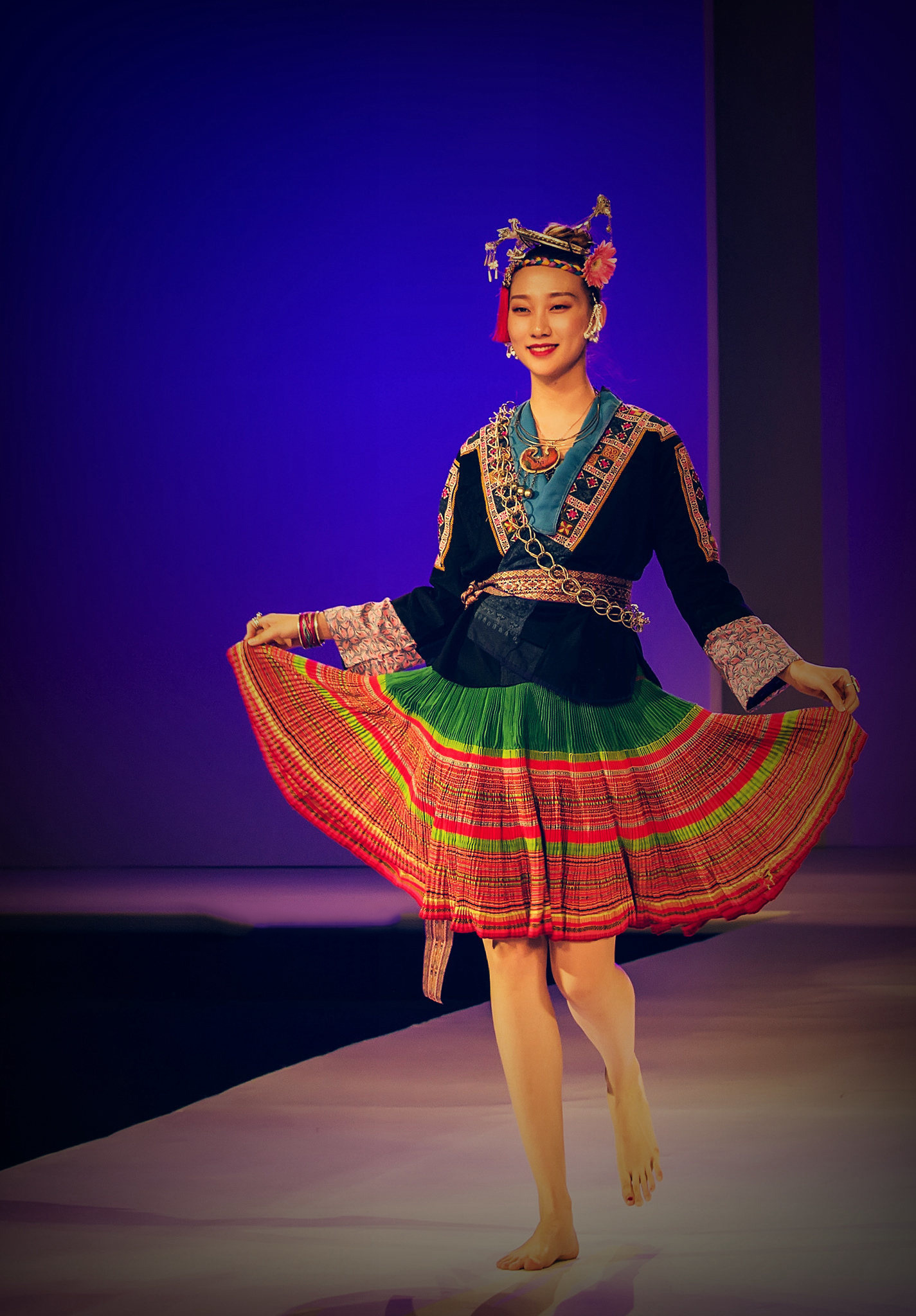 纪实摄影:苗族服饰秀 转载自百家号作者:织鱼影像