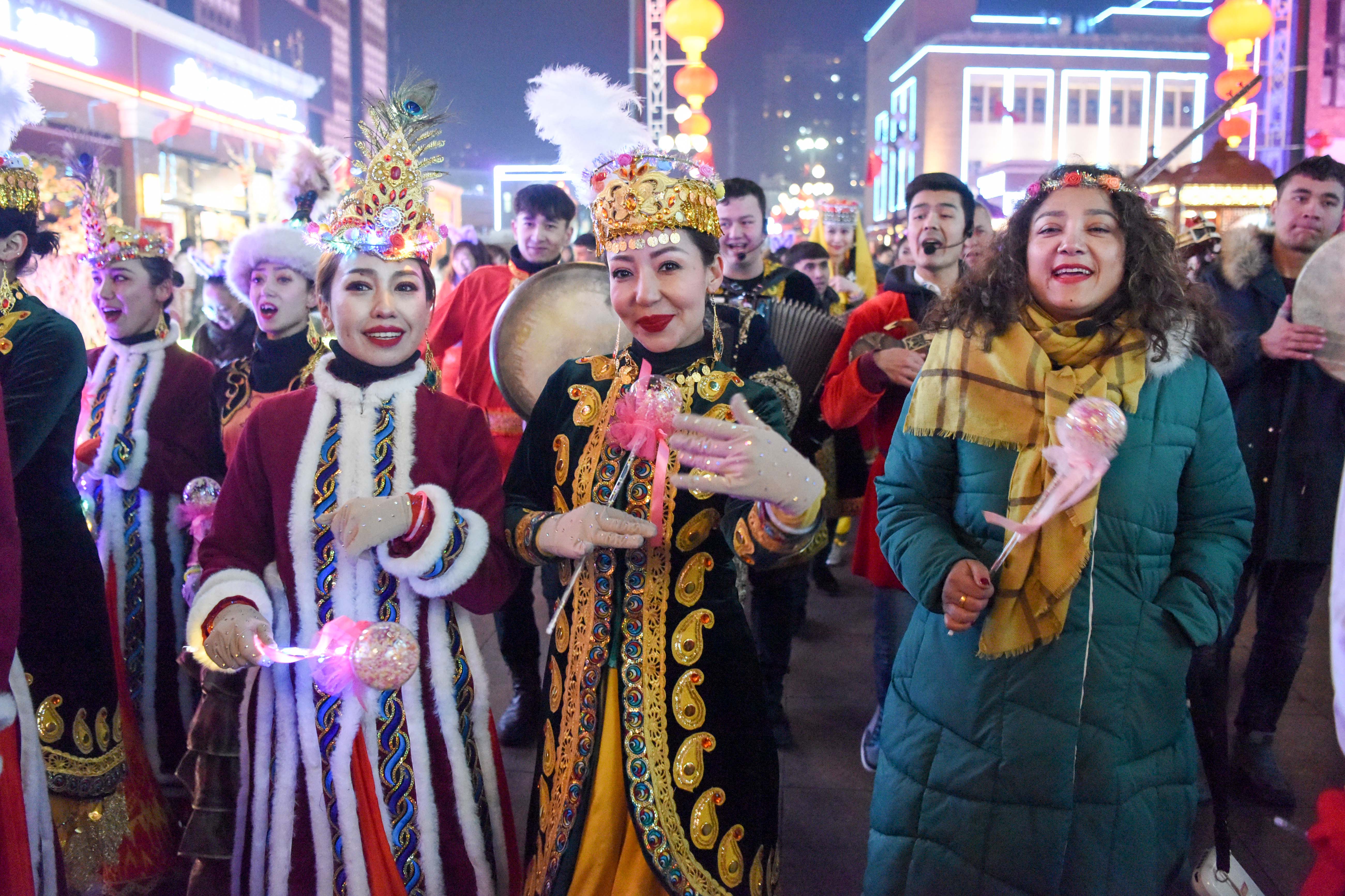 乌鲁木齐:歌舞巡游喜迎新年