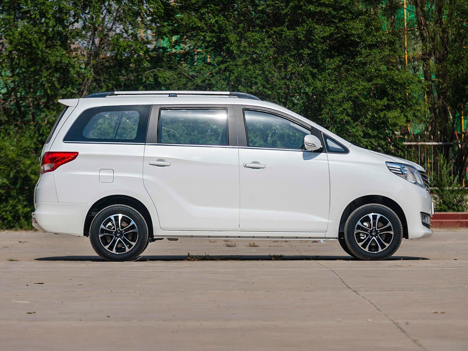 从图片上看这款长安睿行s50,全车外观总体感觉就是比较朴实,耐看,既有