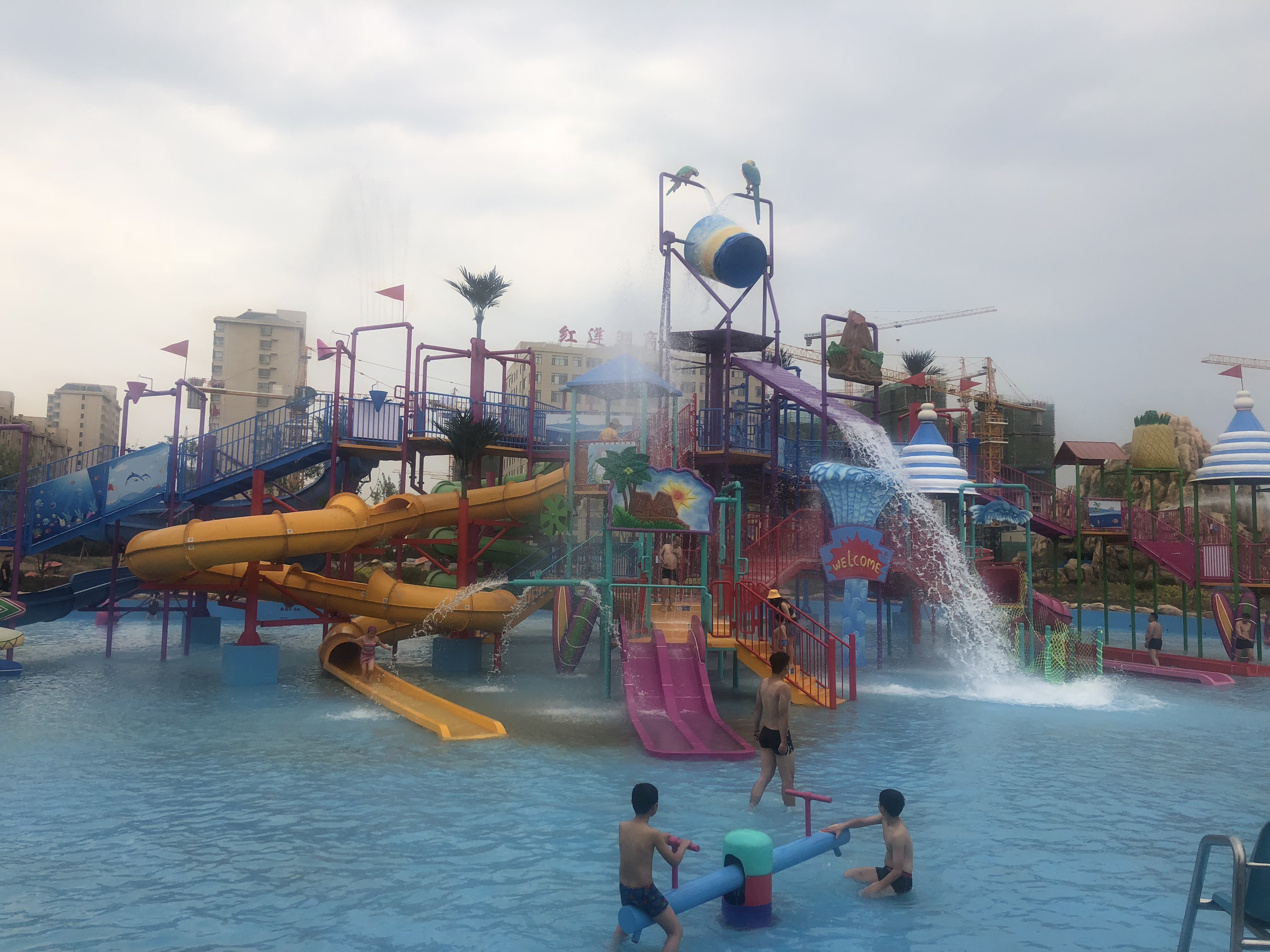 鲁中顶级水上乐园,红莲湖885水世界今日盛大开园