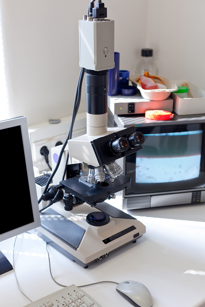 测量显微镜是一种用于精密测量的光学仪器,需定期校准以确保准确性和