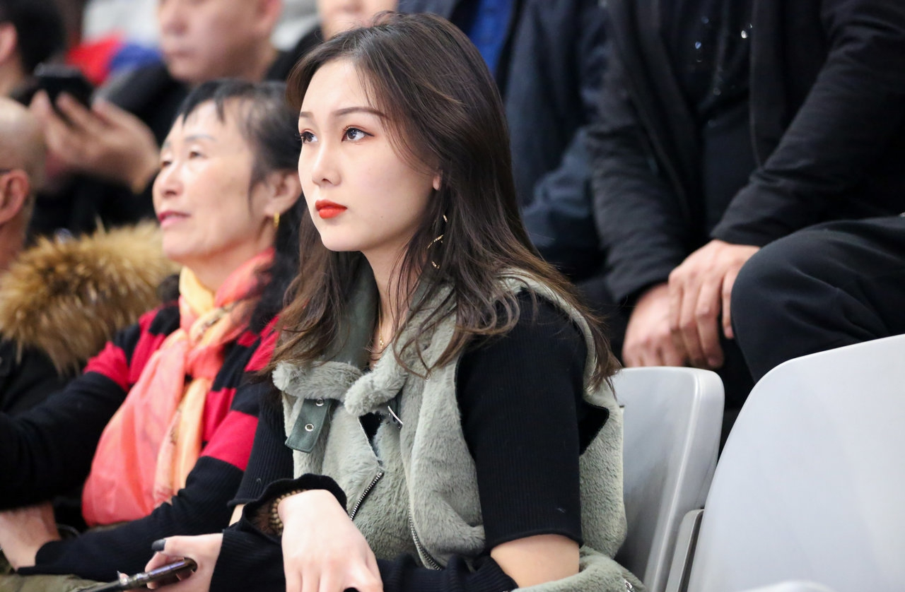辽宁女球迷颜值颇高 来看东北美女主场助阵辽疆之战