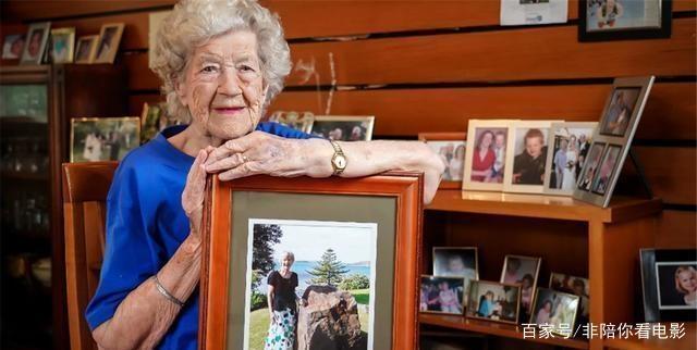 102岁的奶奶还在玩跳伞,不服老的背后还有一个暖心的原因