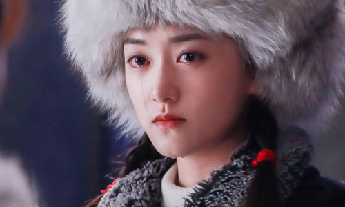 她就是蒋依依,蒋依依在大家的印象中还是当年那个大眼睛很会哭的小