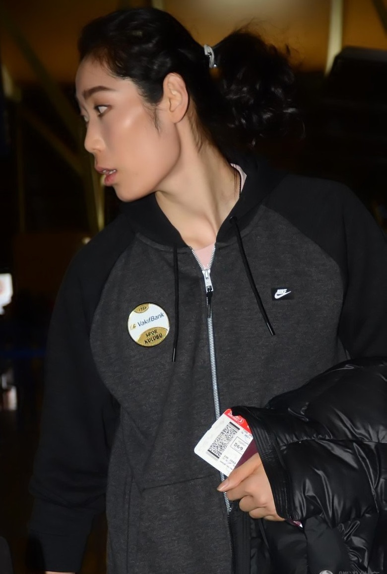 瓦基弗银行载誉而行!mvp朱婷妆容精致清丽帅气!