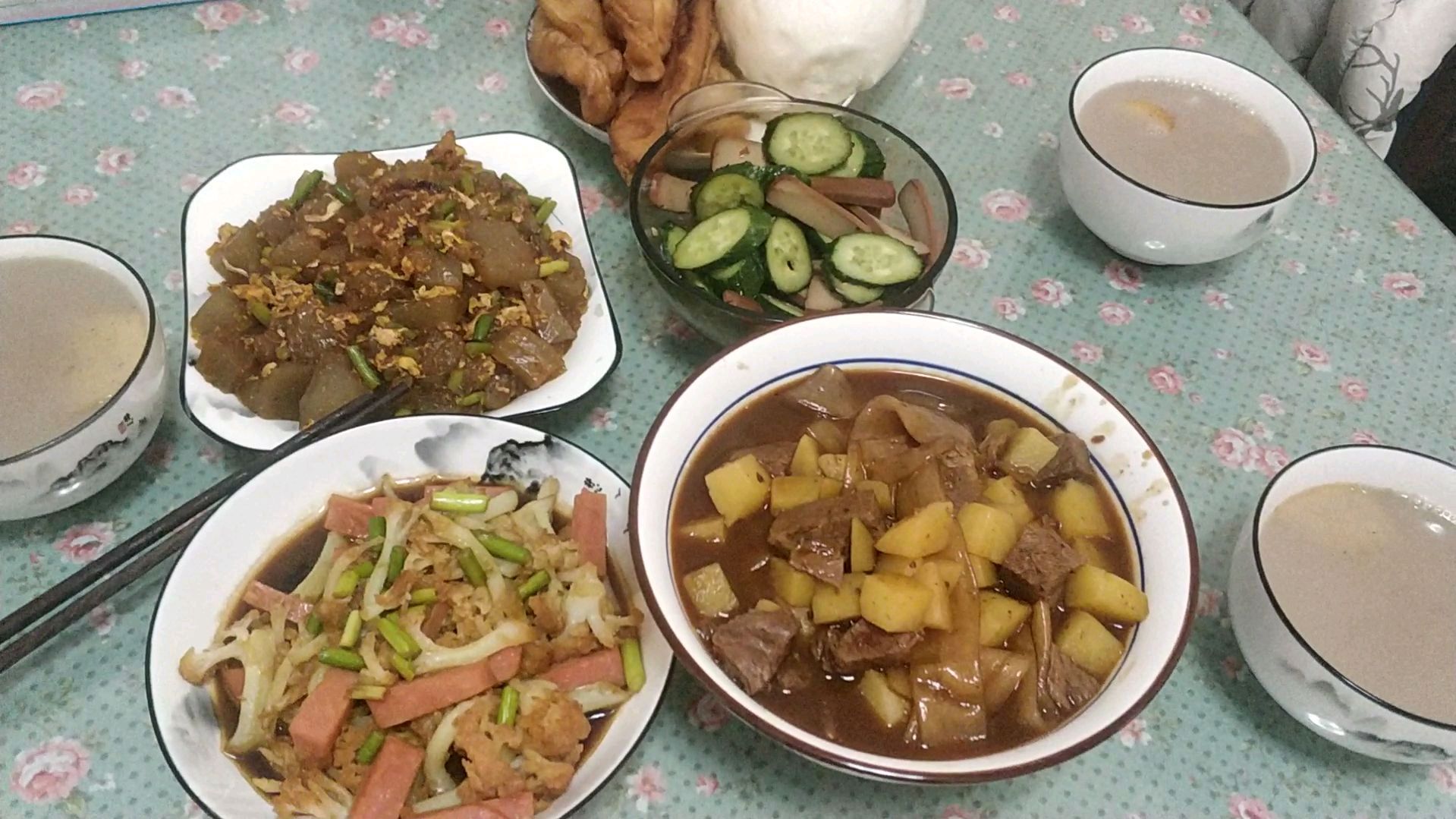 土豆炖牛肉,自己炸的油条,四菜一汤,美滴很