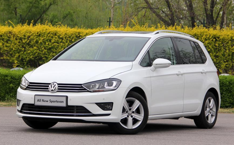 汽车:大众高尔夫,一款宽松而高大的五门掀背车,室内灯光很酷!