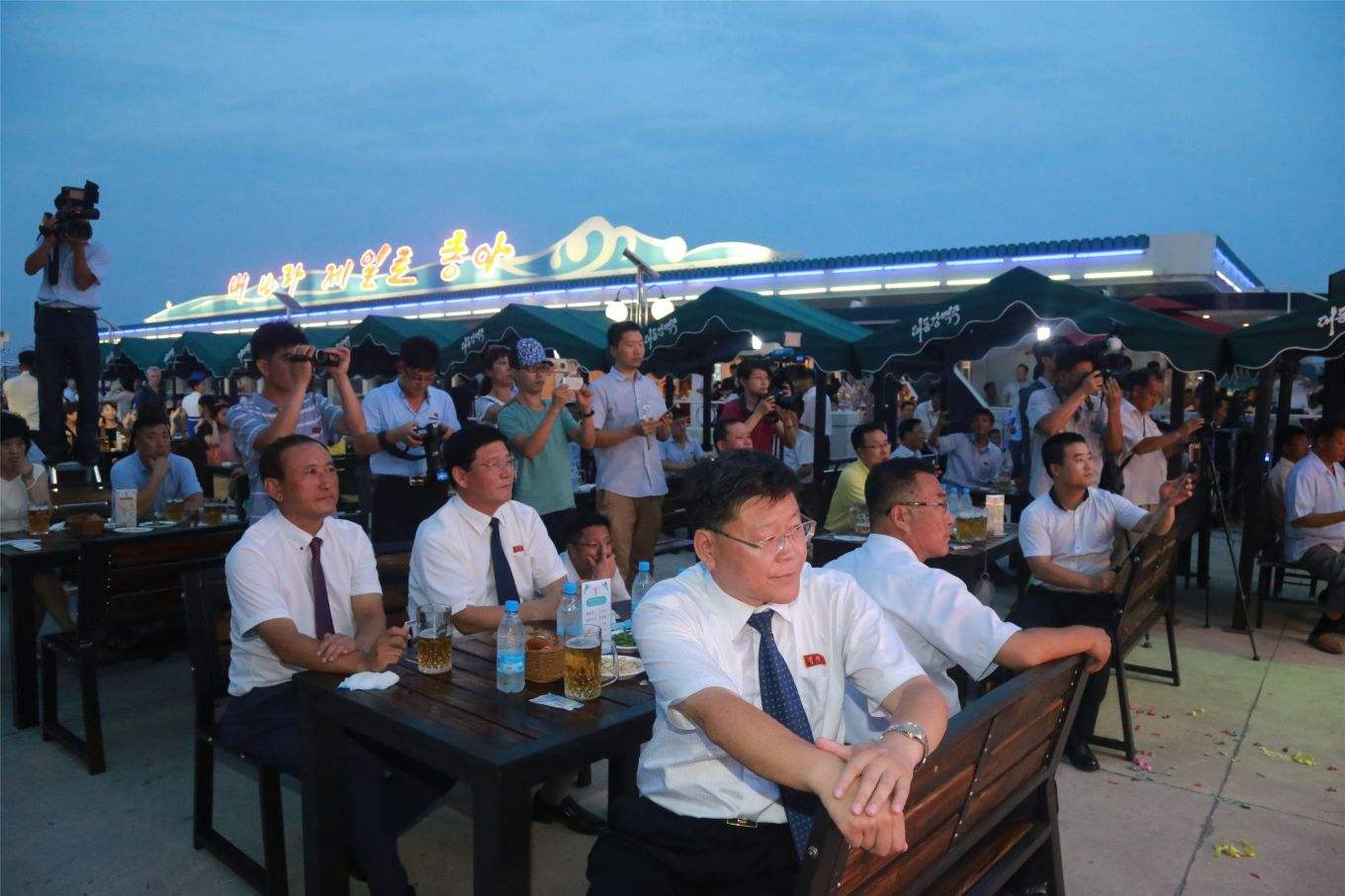 朝鲜有钱人的业余生活:到山间野外吃烧烤,到酒吧喝酒消遣