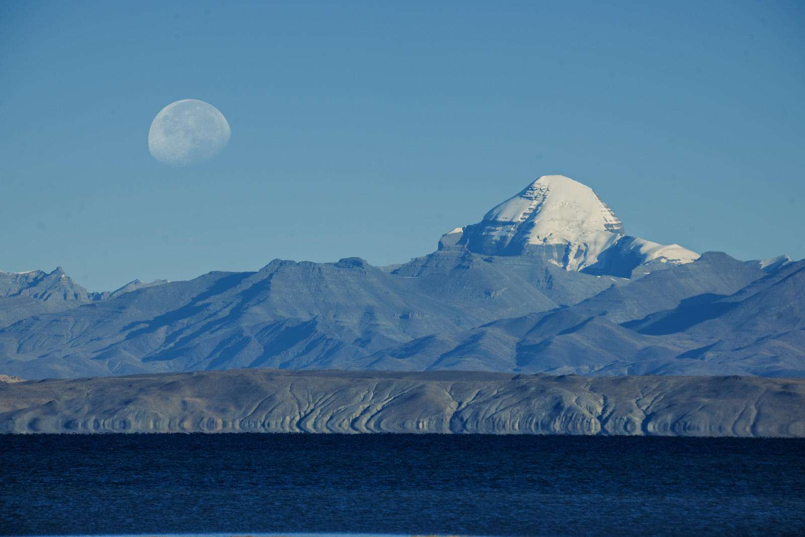 冈仁波齐,冈底斯山主峰,通称雪灵山,著名的佛教圣地之一