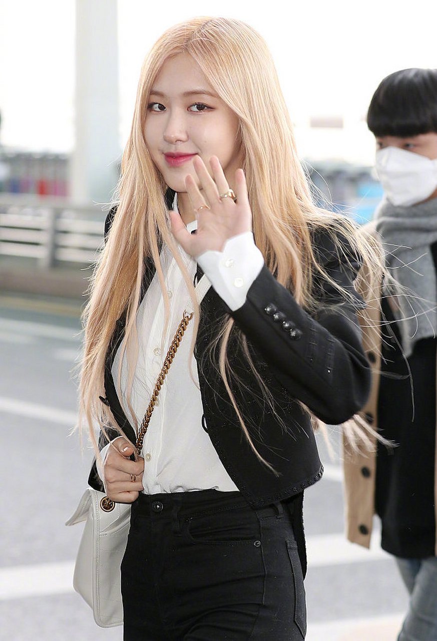 blackpink成员rose机场街拍,黑色夹克配小黑裤酷酷的,一头金发时髦