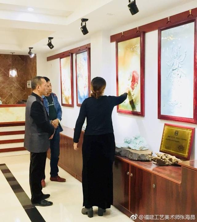 张海昆参观景德镇市陶瓷艺术家"皮六炎"大师作品