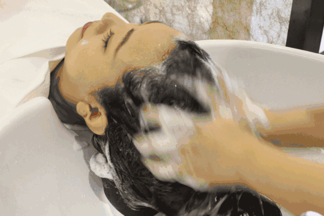 头屑多如雪花飘?2个方法:远离头屑头痒,顺滑柔润简直美极了