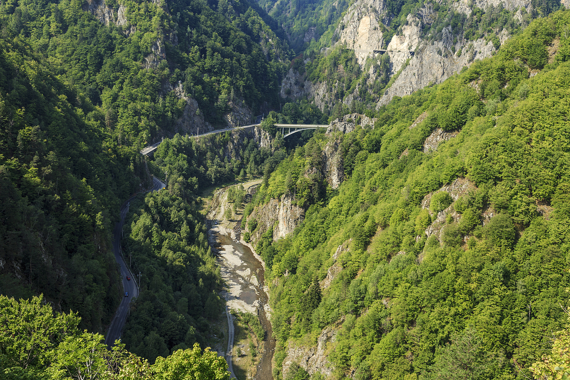 陕西镇坪飞渡峡·黄安坝:位于大巴山腹地的镇坪县境内,总面积约580