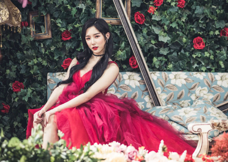 艾比发文晒"婚纱照",脚上的鞋子才是亮点,网友:受不了了!