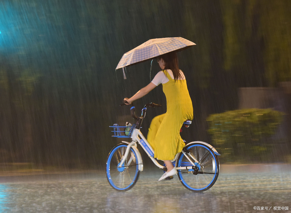 雨中骑行勿打伞,安全第一!