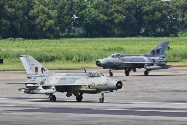 解放军空军退役的歼7战斗机都会去哪里呢?