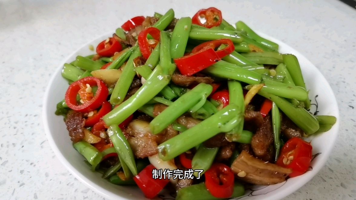 家里空心菜杆都丢了吗?这样炒比肉还好吃,香辣下饭,一周能吃3次