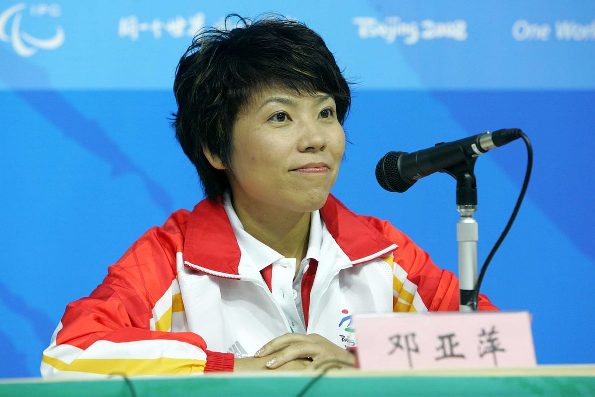 邓亚萍,乒乓女皇,斩获18个世界冠军,四枚奥运金牌,连续八年世界第一.