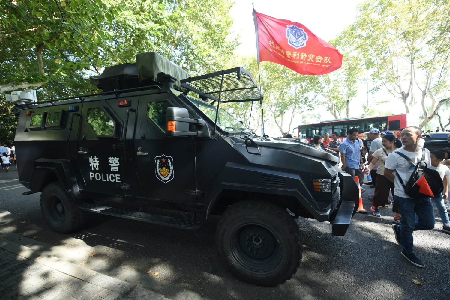 杭州特警利剑突击队首次亮相西湖景区,威武护卫游客国庆安全旅游