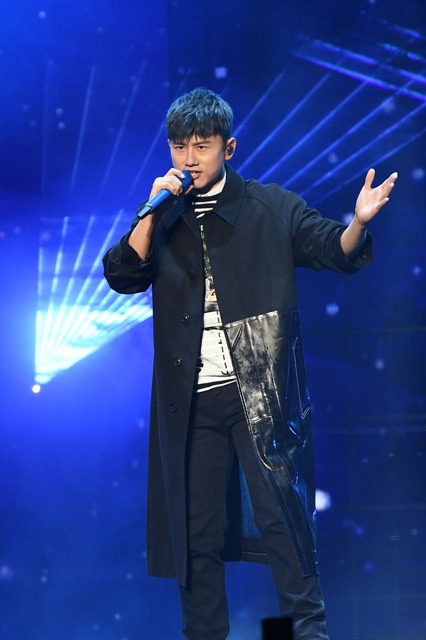 近日,歌手张杰和主持人谢娜庆祝了他们的结婚十周年纪念日,引起了广大