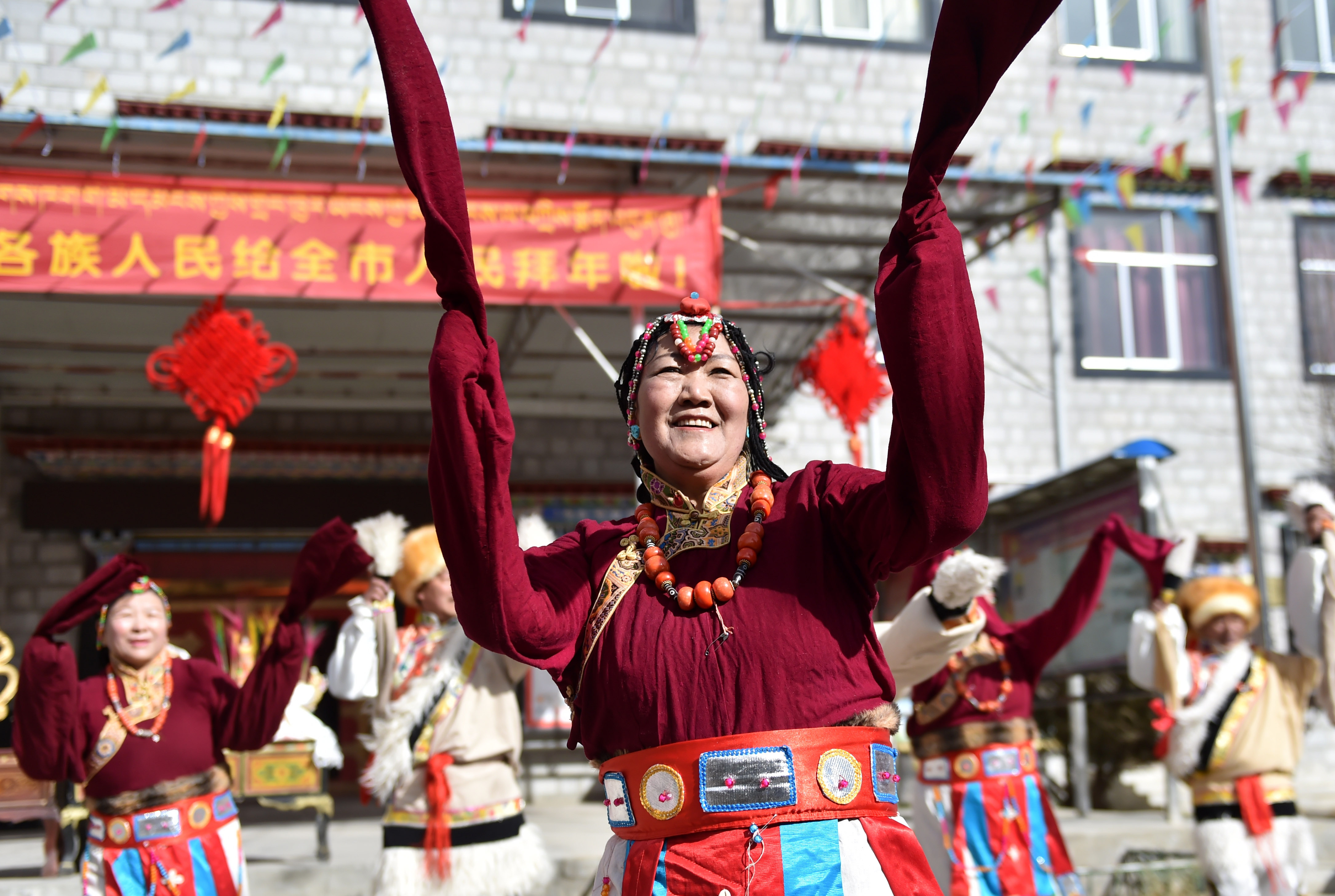 双节合一:西藏各地群众共庆春节和藏历新年