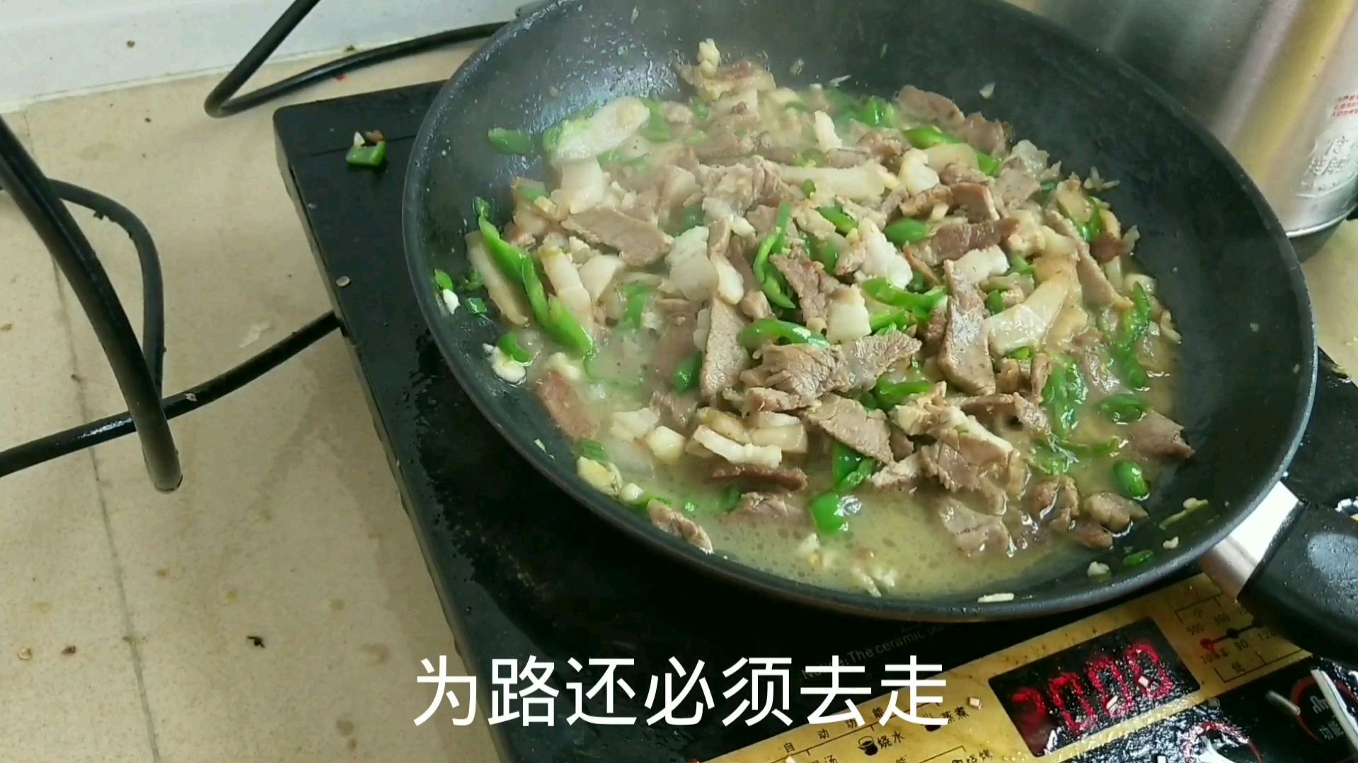 小伙做的这个回锅肉,不论肥肉瘦肉,入口即化,卡脖技术最顶用