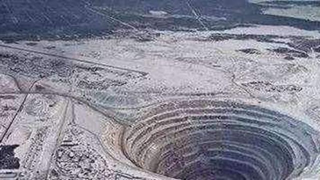 俄罗斯的"地狱之门",深挖地洞12000米,据说传来"惨叫声"