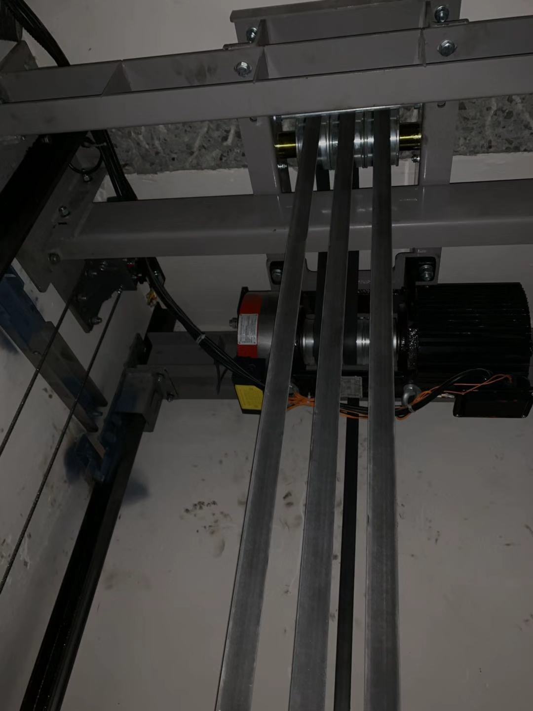 电梯钢带安装过程图图片
