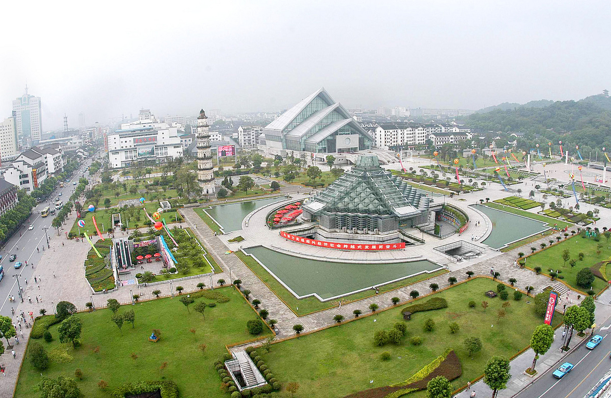 镜头里的春天# 在台州市民广场的音乐喷泉中,春天的旋律得以完美谑屯