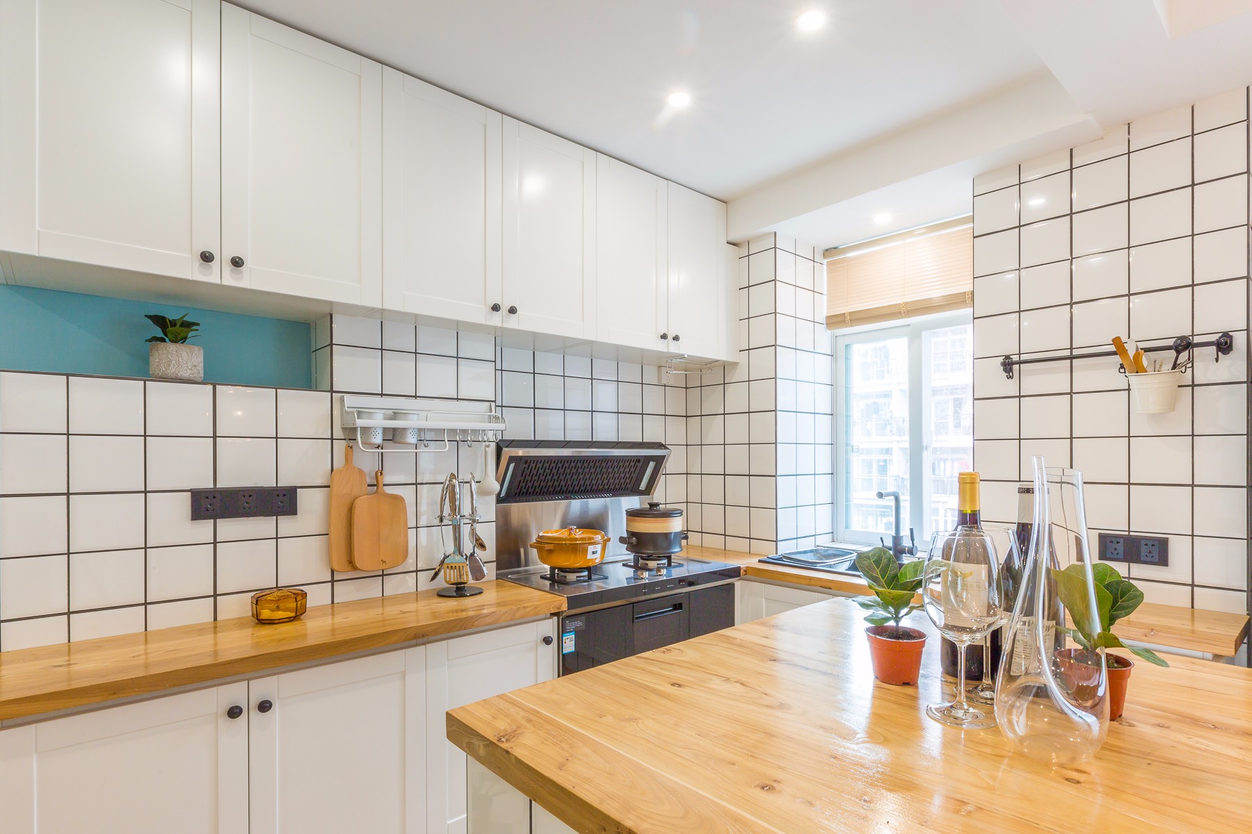 93平北欧原木风,花25万装修!厨房与阳台让人羡慕!