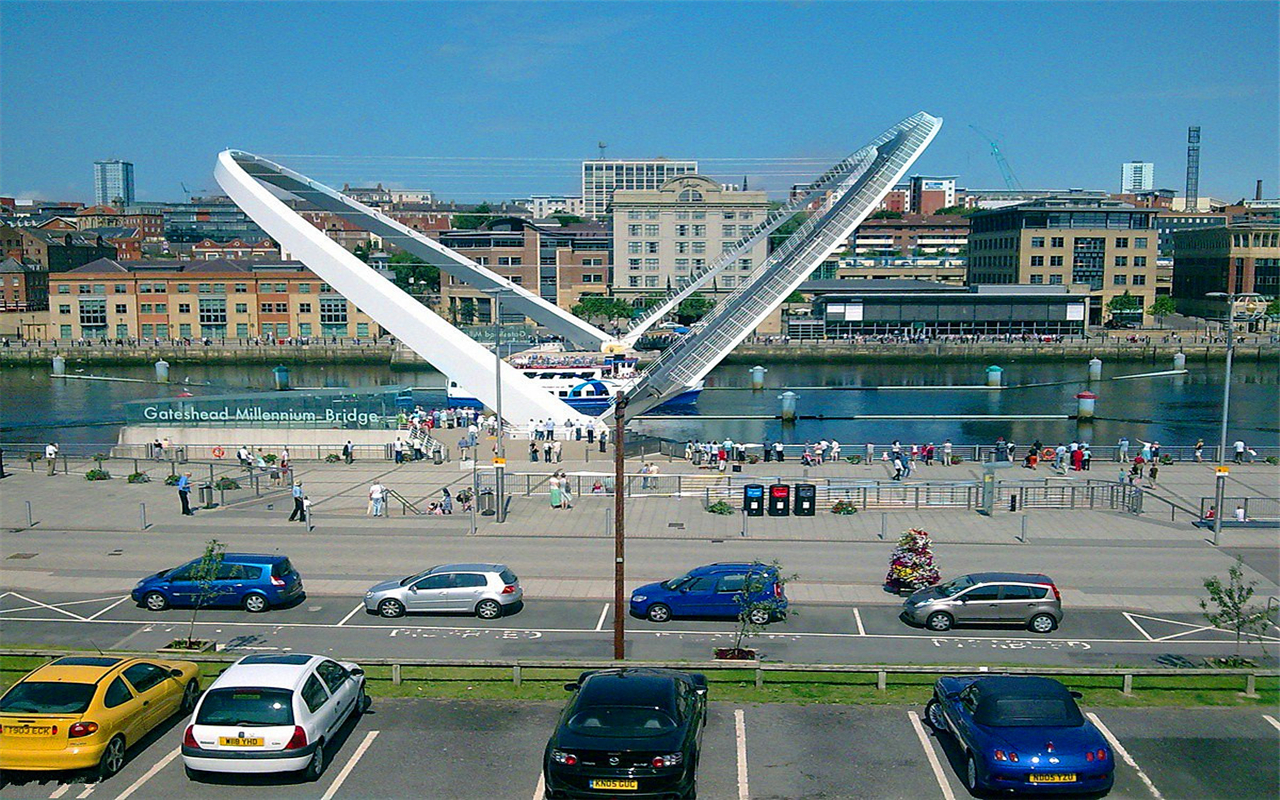 然而大桥才开放了三天,就因为剧烈的震动和晃动,不得