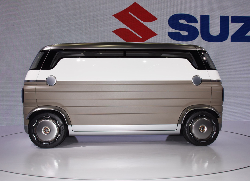 "小车王"铃木真有一套,推出鸥翼门面包车,内部像大客厅