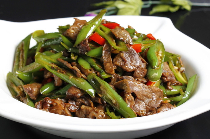 青椒牛肉这样炒,牛肉爽滑,青椒入味,连吃两碗饭都不带停的